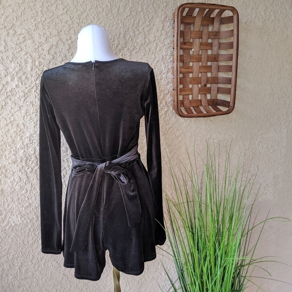 Lulu's deep v neck velvet romper - Picture 3 of 7